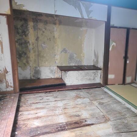 女子風呂の結露での上の階のお部屋修理